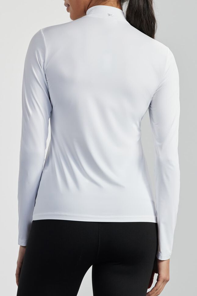 How to Choose Base Layers for Women - GearLab